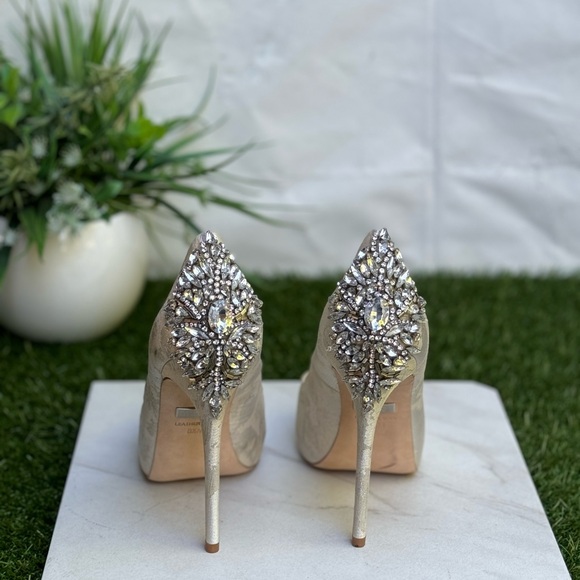 Badgley Mischka Kiara Brocade
Heels - Bridal Heels size 8.5 like new - Picture 4 of 13